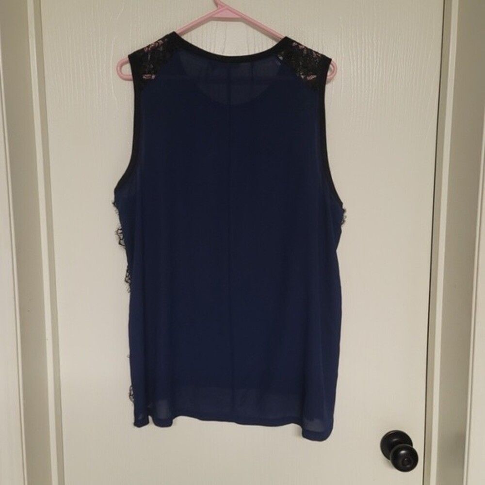 ⭐️ womens grey, black lace, and blue sleeveless shirt - size 2X - Picture 3 of 4
